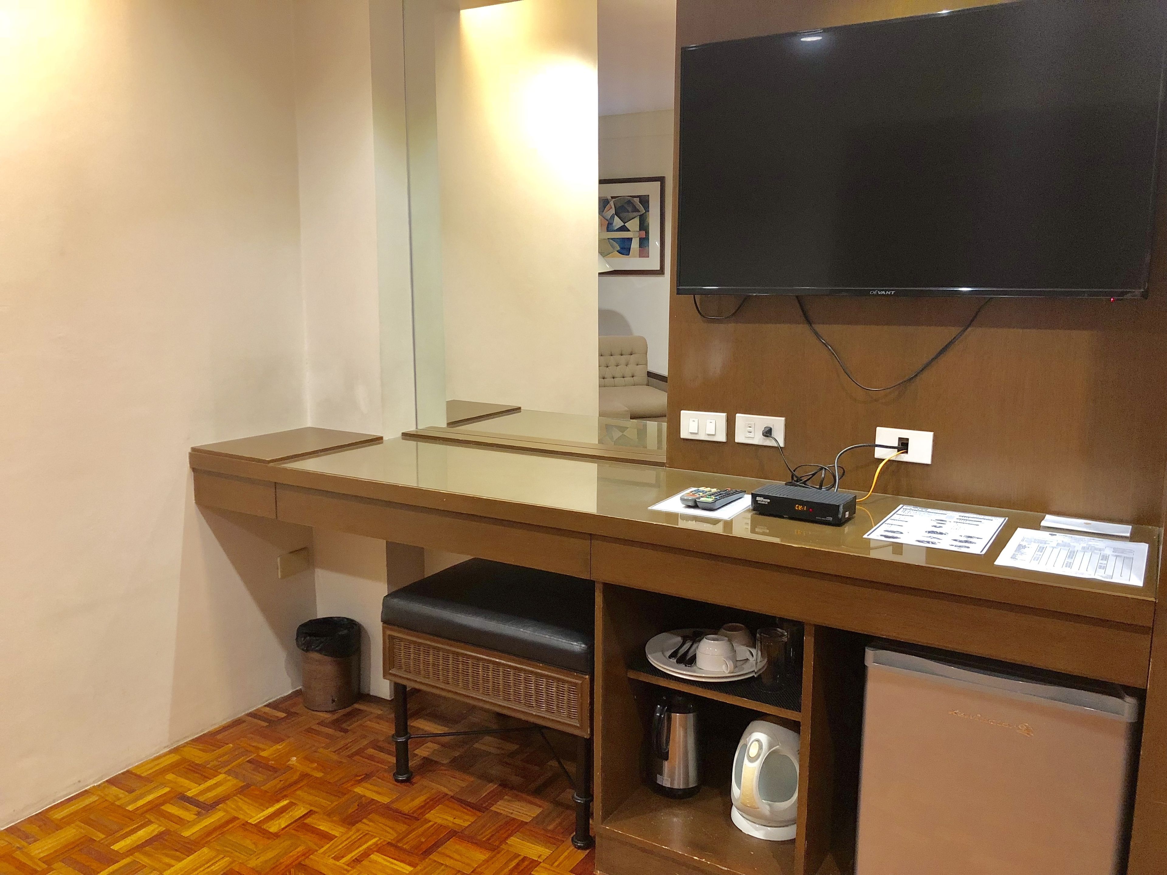 studio | 2 bedrooms, in-room safe, desk, laptop workspace