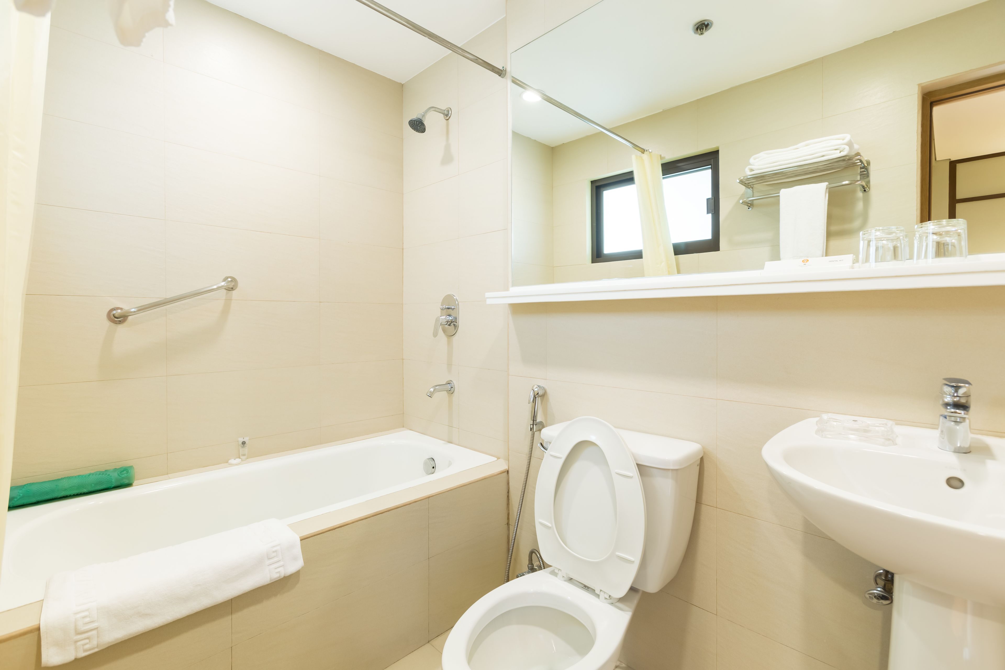 Un baño con bañera, inodoro, lavabo y ducha.