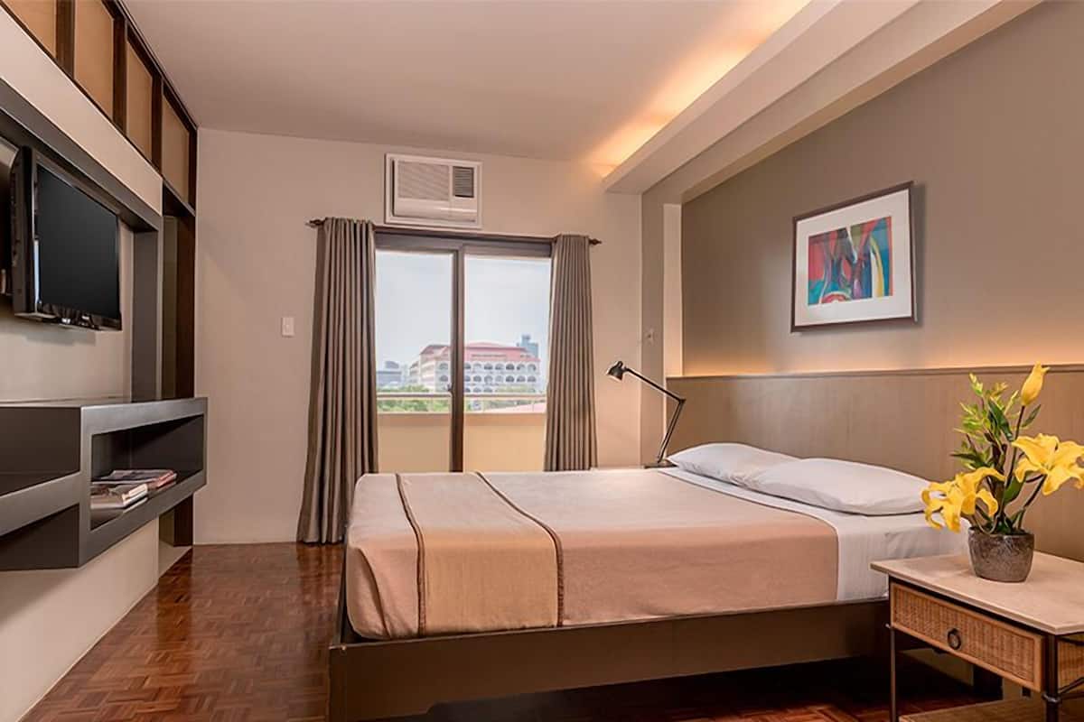 In-room safe, free WiFi, bed sheets