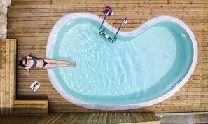 Piscine extérieure, parasols, chaises longues
