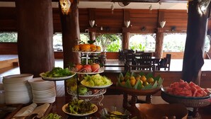 Un buffet proposant une variété de plats et d'assiettes.
