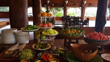 Desayuno continental diario (THB 250 por persona)