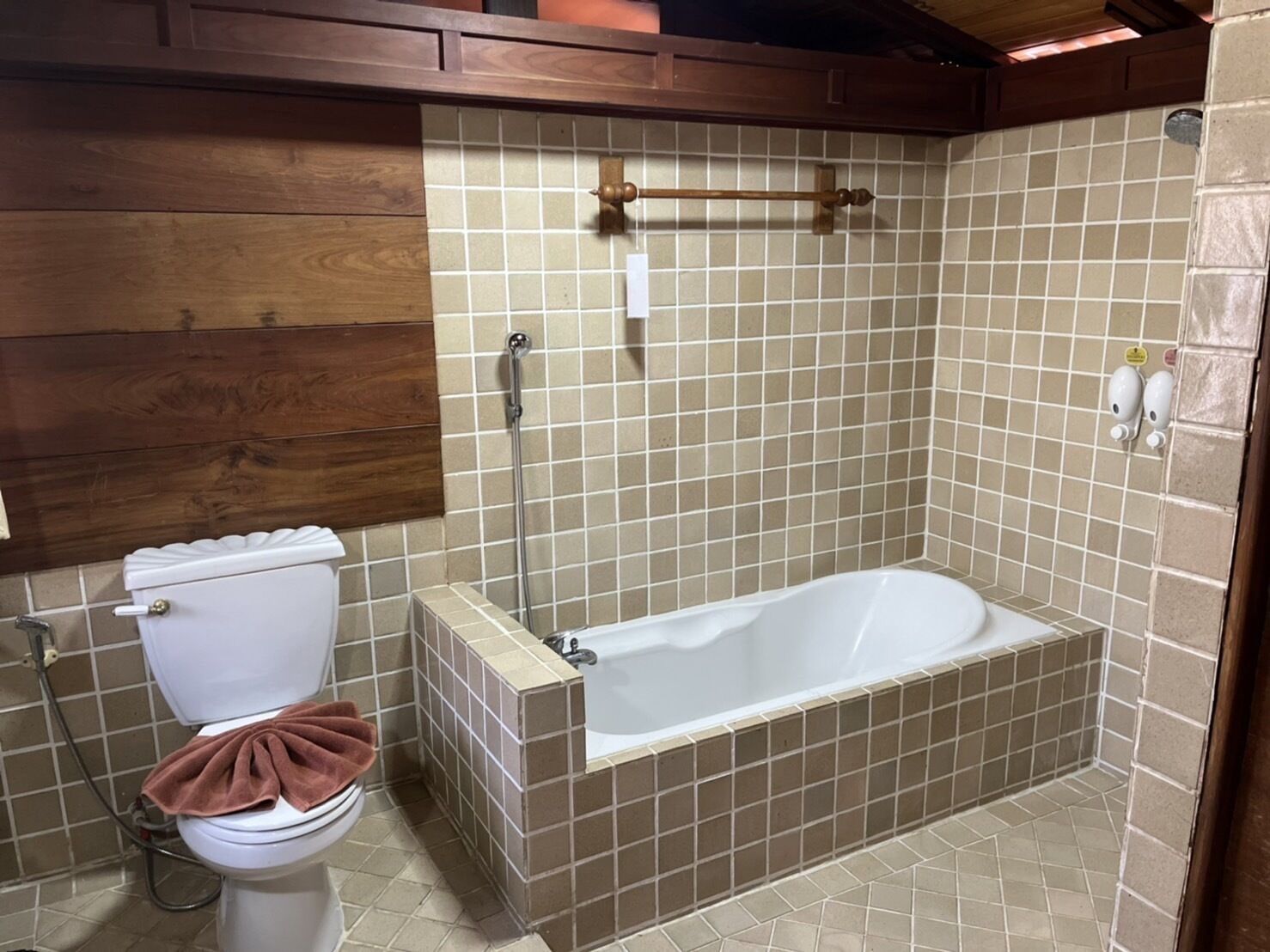 Une salle de bain équipée de toilettes, d’une baignoire et d’une douche.