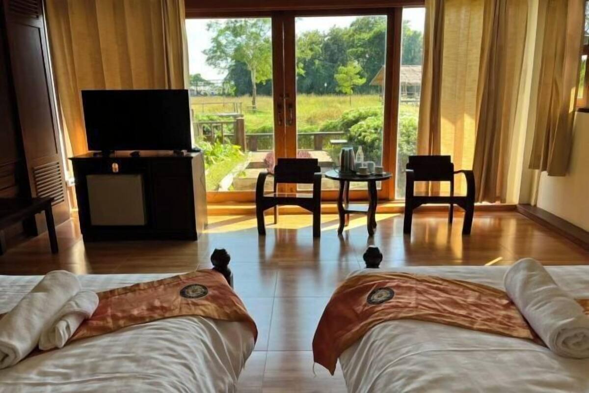 Soundproofing, free WiFi, bed sheets