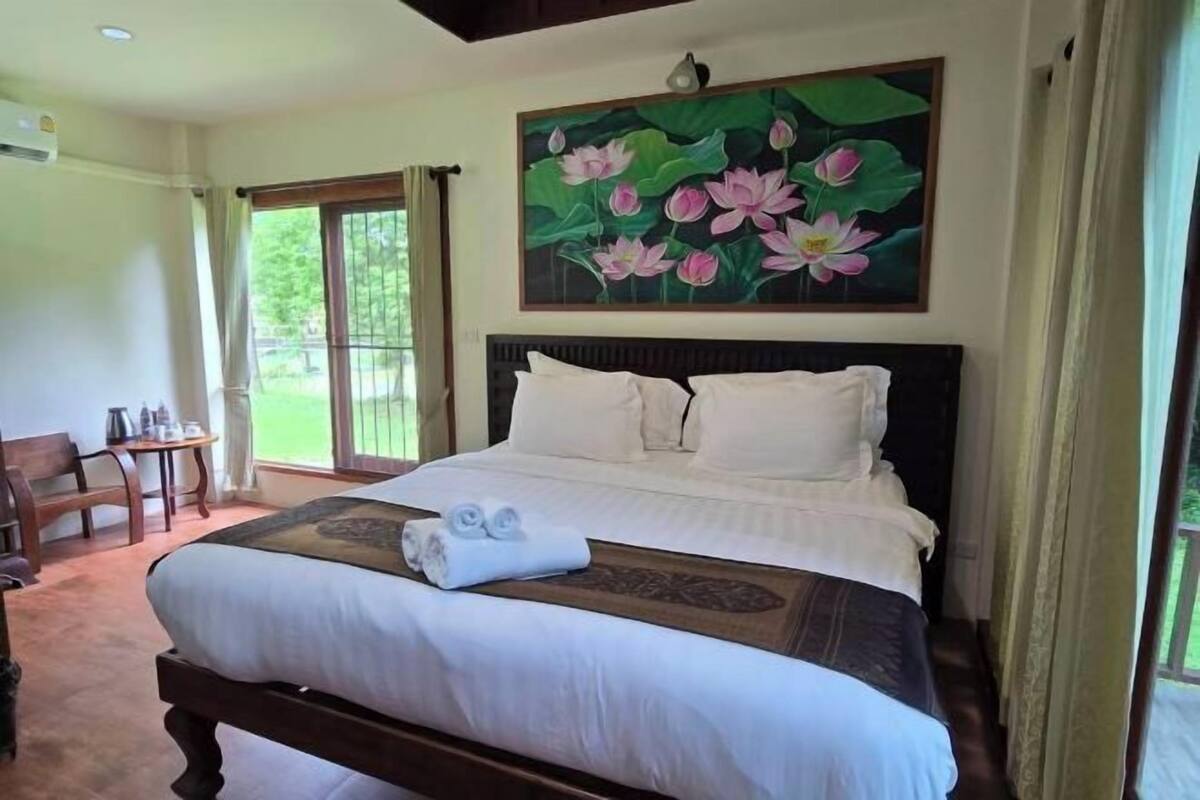 Soundproofing, free WiFi, bed sheets