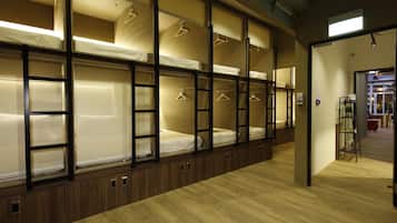Luxe beddengoed, een kluis op de kamer, een bureau