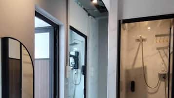 Dusche, kostenlose Toilettenartikel, Haartrockner, Bidet