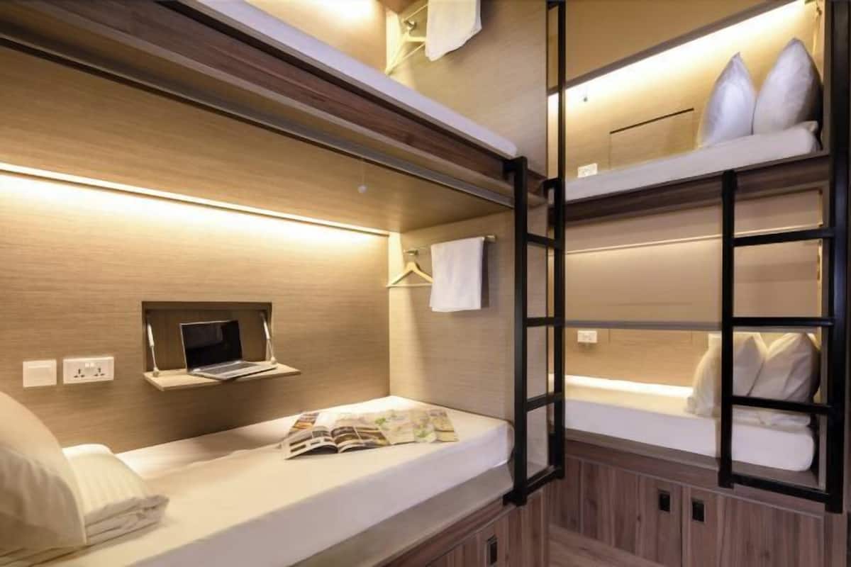 Hochwertige Bettwaren, Zimmersafe, Schreibtisch, Bügeleisen/Bügelbrett