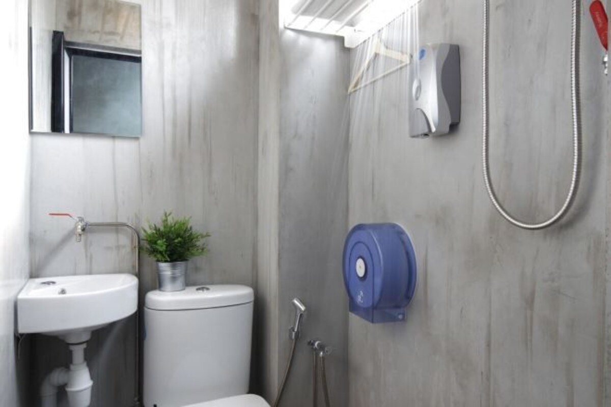 Een badkamer met een wastafel, toilet en douche.