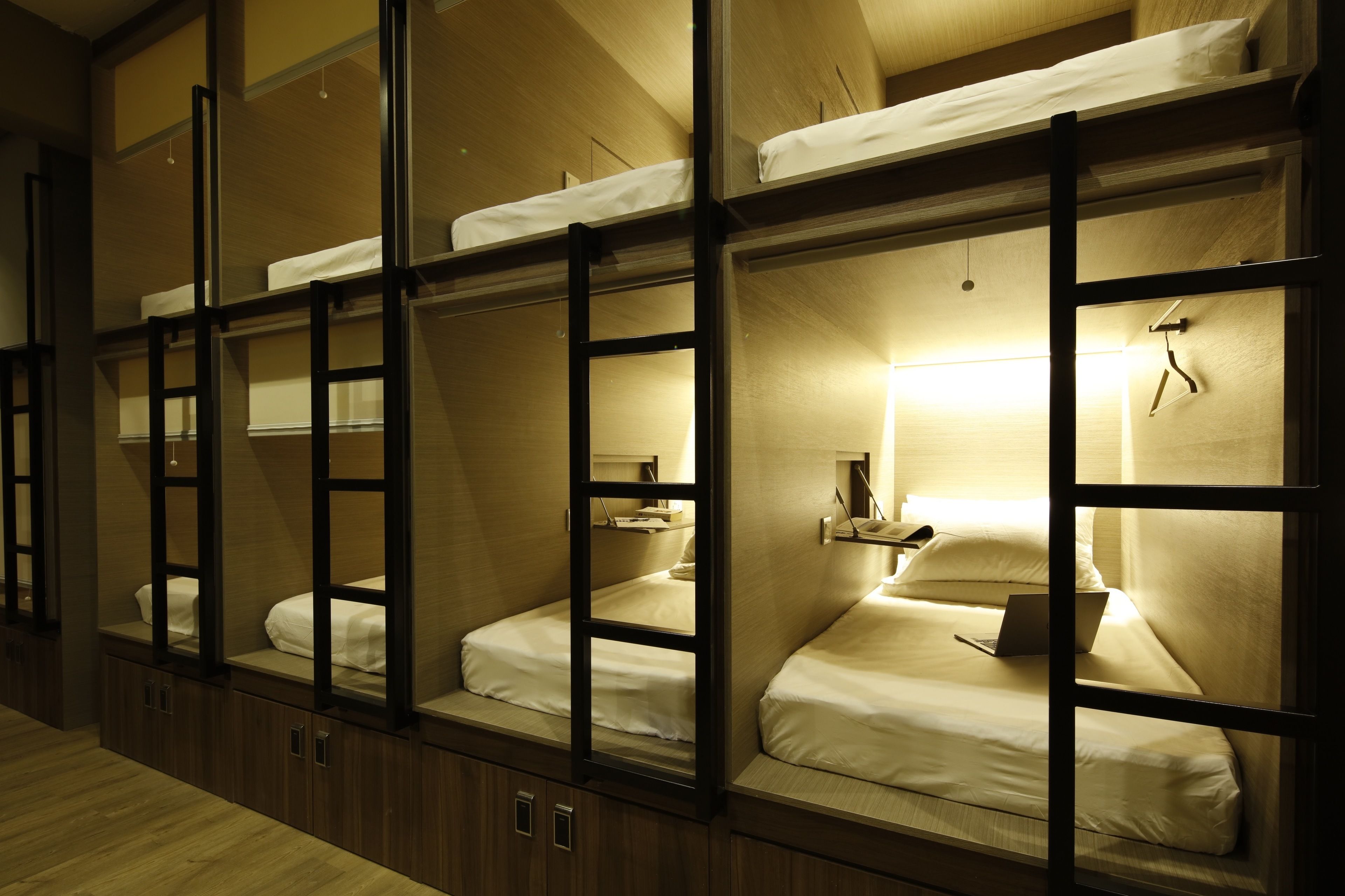 Roupas de cama premium, cofres nos quartos, escrivaninha