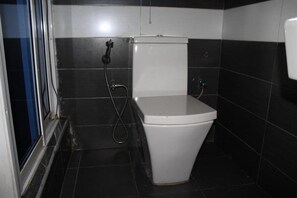 Deluxe Suite | Bathroom | Combined shower/bathtub, rainfall showerhead, free toiletries, towels