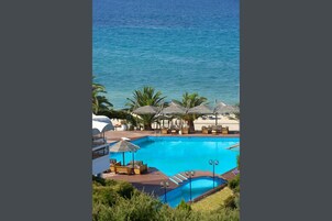 室外泳池;泳池傘、躺椅