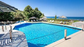 Sesongbasert utendørsbasseng, bassengparasoller og solsenger