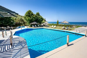 Seasonal outdoor pool, pool umbrellas, sun loungers - Kamari Beach Hotel (Thasos)