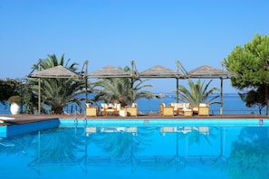 2 kolam renang outdoor, dengan payung kolam renang dan kursi berjemur