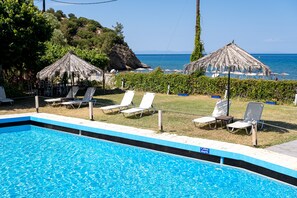 2 buitenzwembaden, parasols voor strand/zwembad