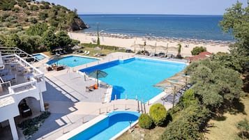 Piscina externa sazonal, guarda-sóis, espreguiçadeiras