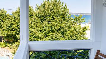 Junior Suite | Minibar, in-room safe, desk, laptop workspace