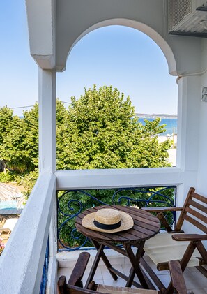 Junior Suite | Minibar, in-room safe, desk, laptop workspace