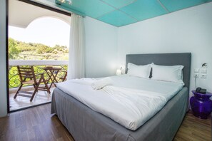 Minibar, coffres-forts dans les chambres, bureau