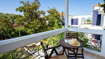 Doppia Comfort, vista giardino | Minibar, una cassaforte in camera, una scrivania, postazione laptop