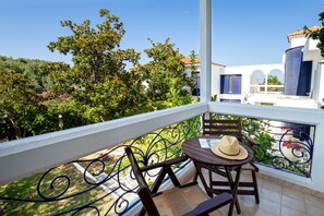 Comfort tweepersoonskamer, uitzicht op tuin | Een minibar, een kluis op de kamer, een bureau, een laptopwerkplek