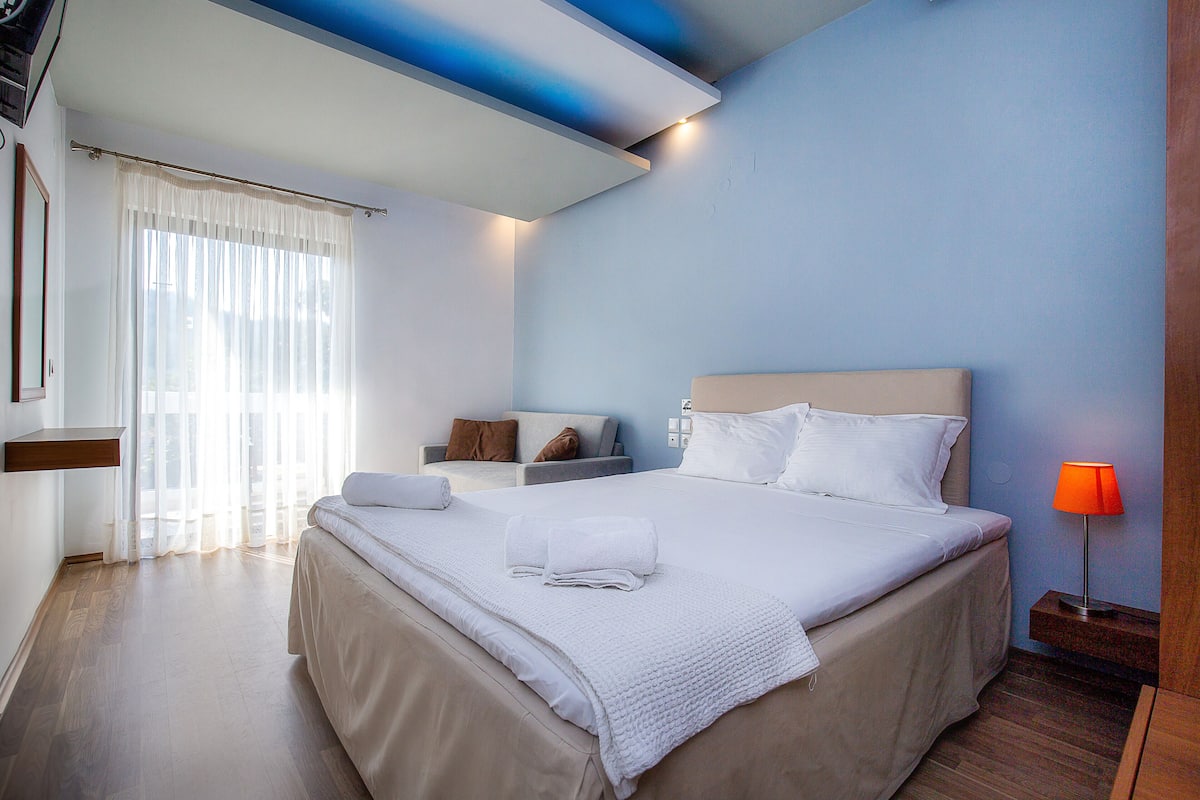 Chambre Double Confort, vue jardin | Coffres-forts dans les chambres, bureau