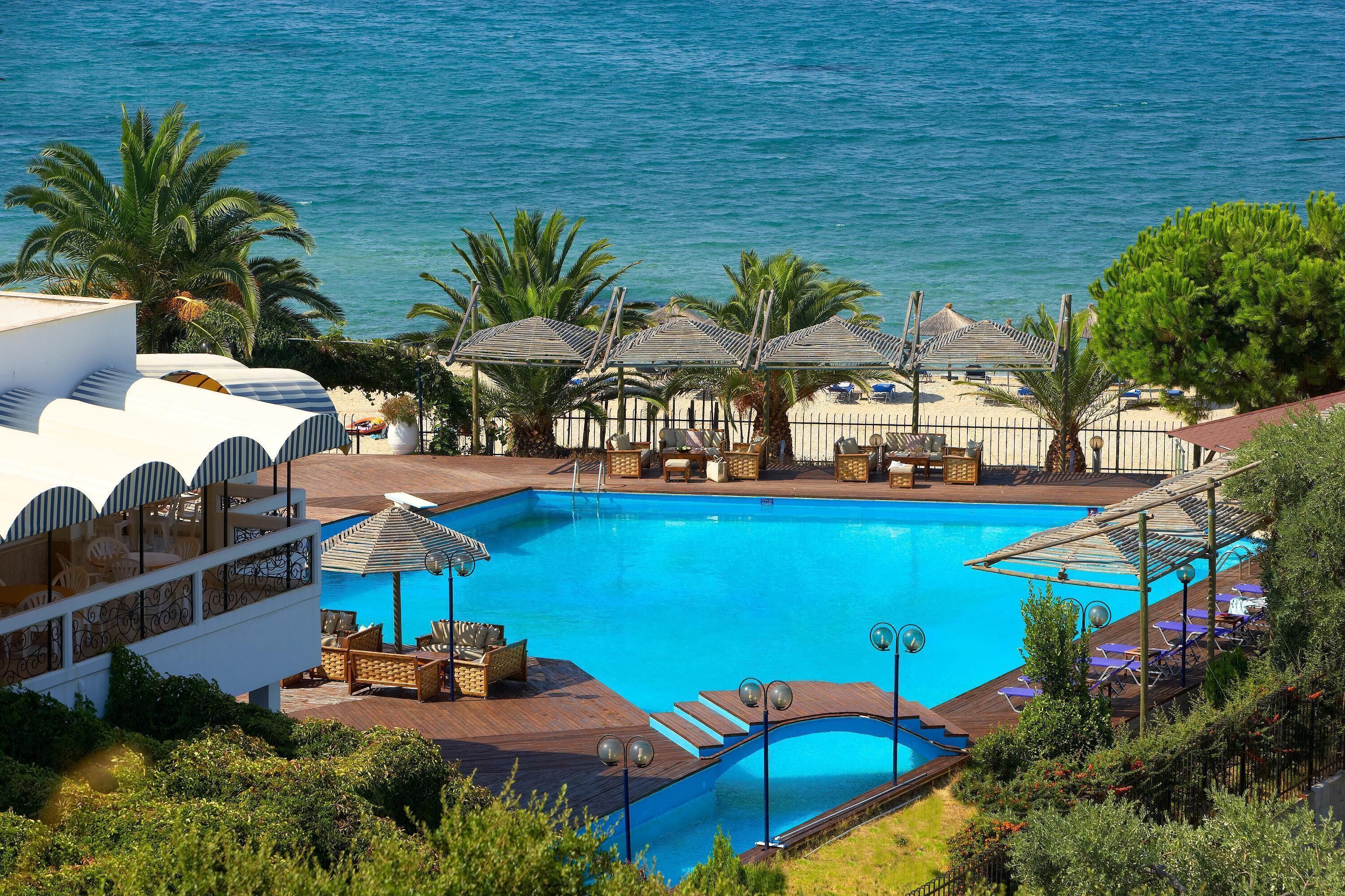 حمّام سباحة خارجي موسمي، مظلات على حمّام السباحة، مقاعد للتشمس