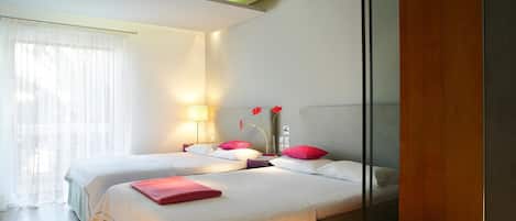 Minibar, Zimmersafe, Schreibtisch, laptopgeeigneter Arbeitsplatz