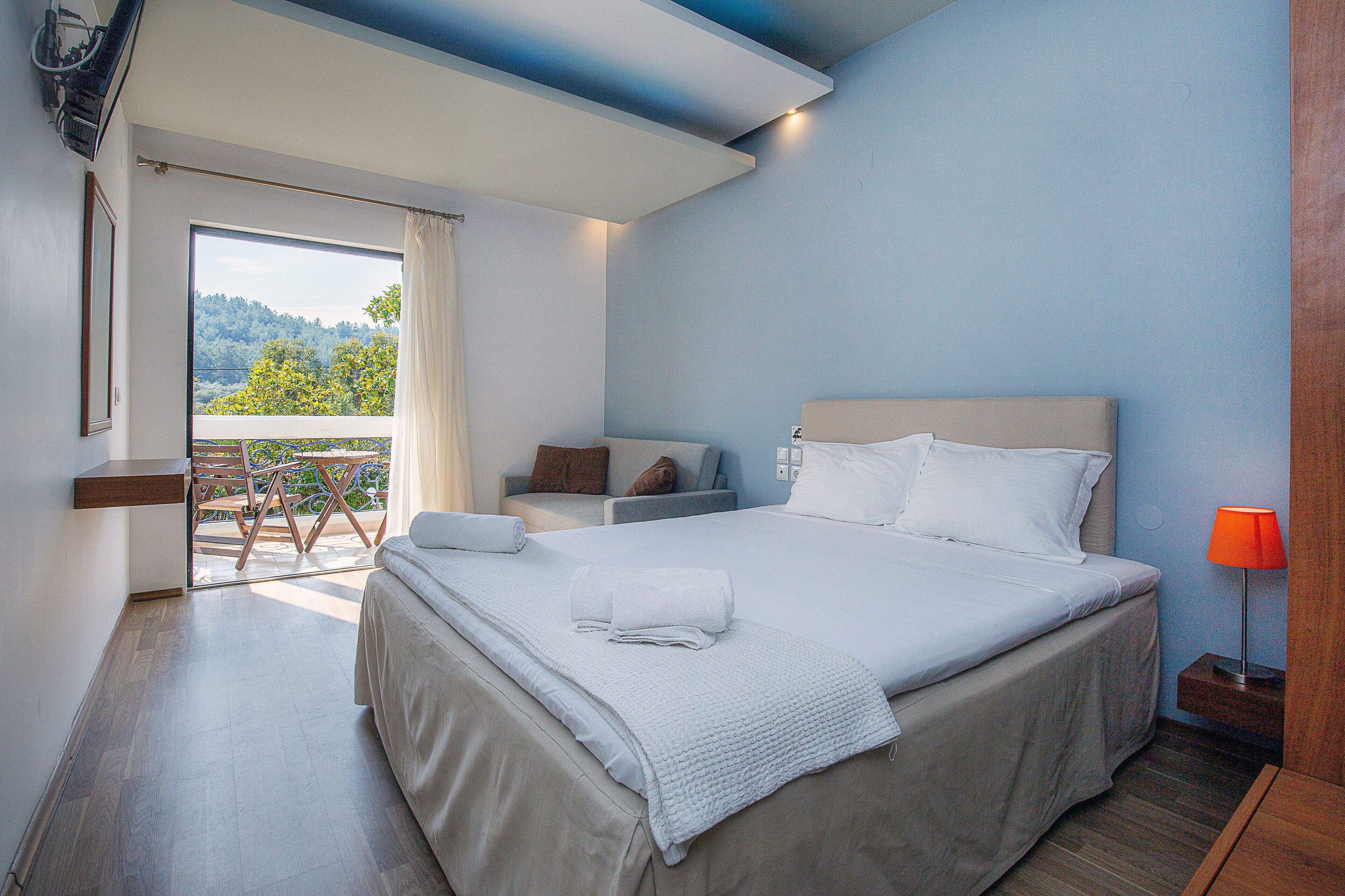 خزنة داخل الغرفة ومكتب ومساحة عمل للكمبيوتر المحمول وواي فاي مجانًا