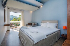 Habitación doble Confort, vista al jardín | Caja de seguridad en la habitación y escritorio 