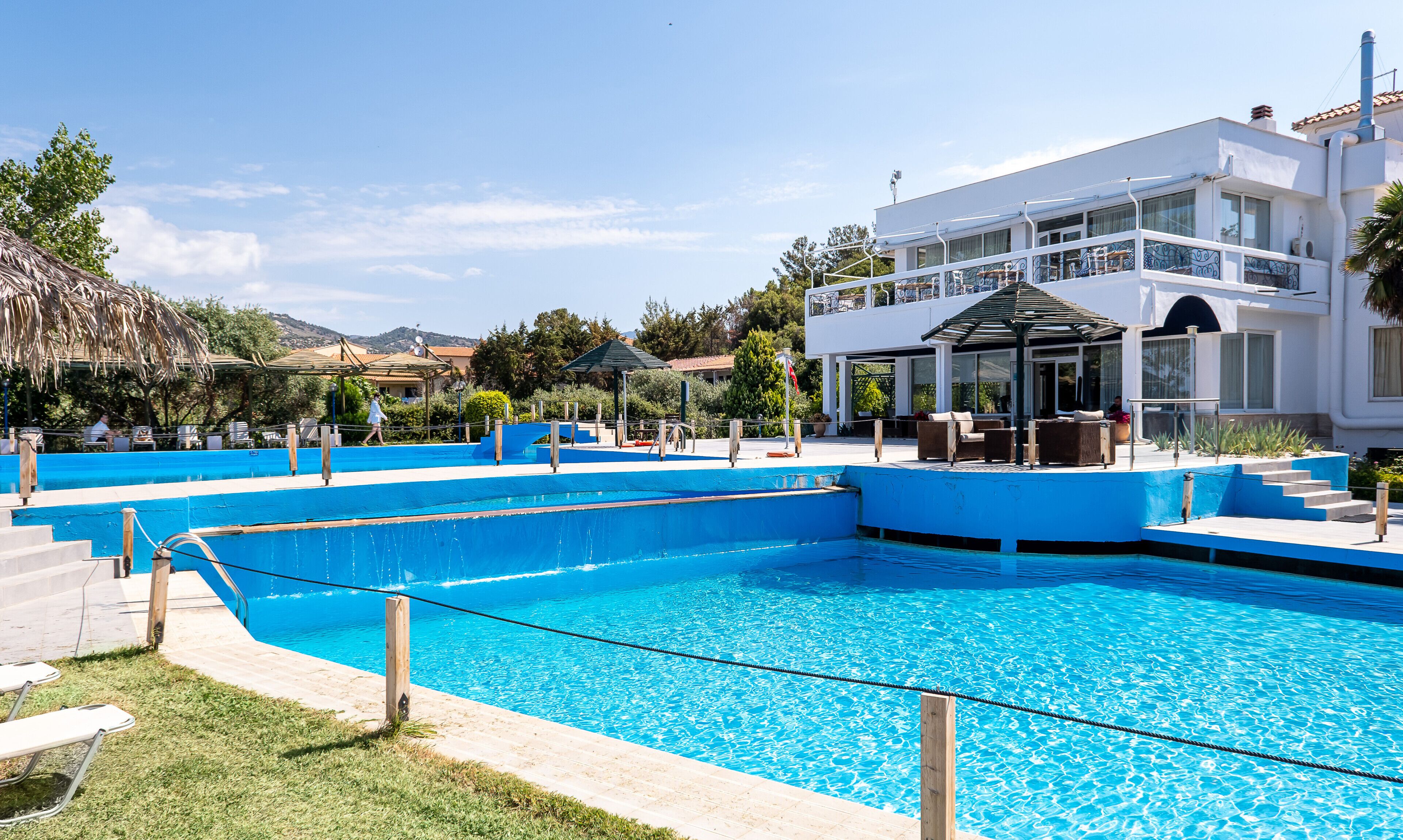 Piscine extérieure (ouverte en saison), parasols de plage