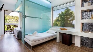 Junior Suite | Minibar, in-room safe, desk, laptop workspace