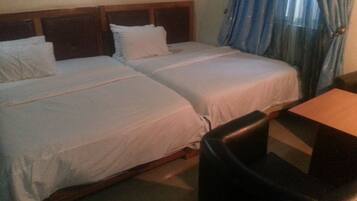 Caja de seguridad en la habitación, escritorio y cortinas blackout