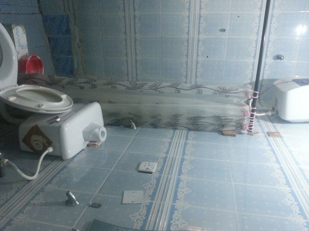Une salle de bain comprenant des toilettes, un bidet et un lavabo.