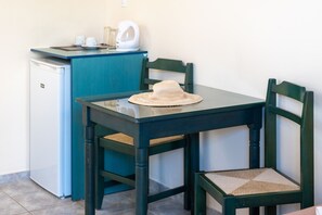 Standard Triple Room | Bathroom | Hair dryer, towels - Thalassi Hotel (Rethymno)