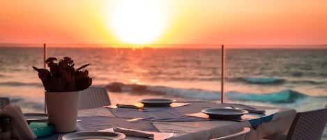 حيث تُقدم وجبات الغداء، العشاء، الأطباق اليونانية، إطلالات على الشاطئ