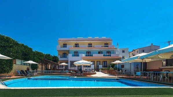 Outdoor pool - Thalassi Hotel (Rethymno)