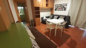 Familie appartement, 1 slaapkamer | Badkamer | Een bad/douchecombinatie, een haardroger