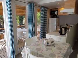 Mobile Home Girolata (3 bedrooms & 2 bathrooms) | Private kitchen | Fridge, microwave, stovetop, electric kettle