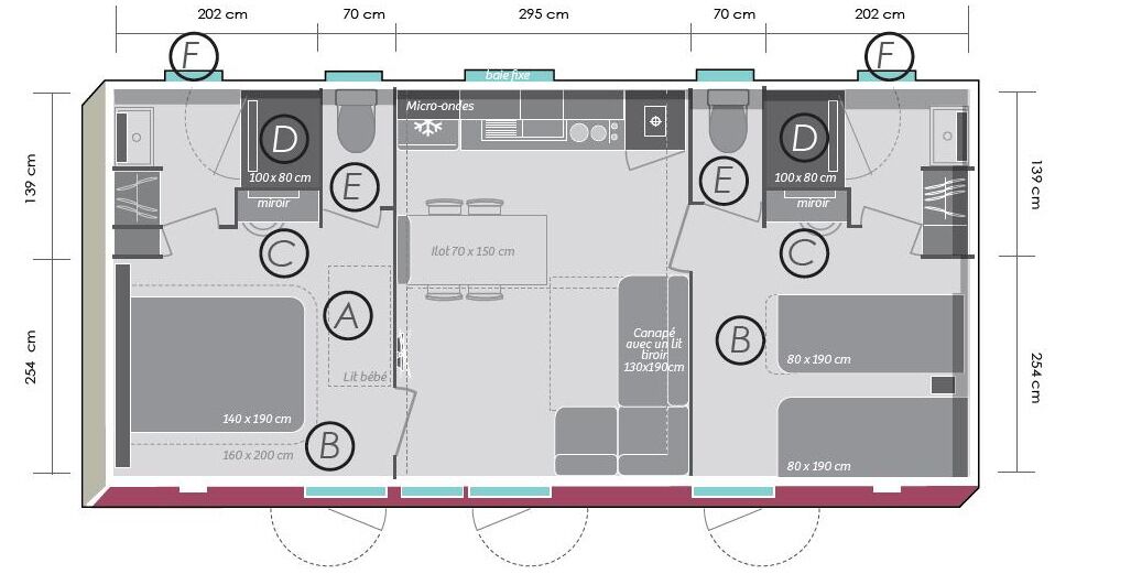 Plànol d'una habitació d'hotel amb bany, petita cuina i zona de descans.