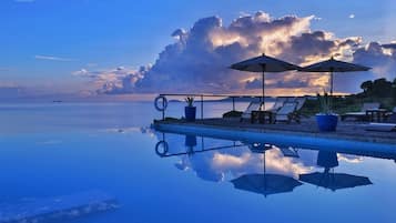 Udendørs pool, infinity-pool, parasoller, liggestole