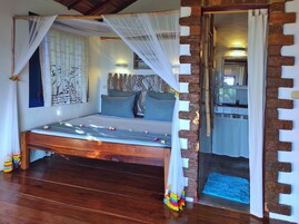 Comfort Bungalow | In-room safe, individually decorated, individually furnished, desk