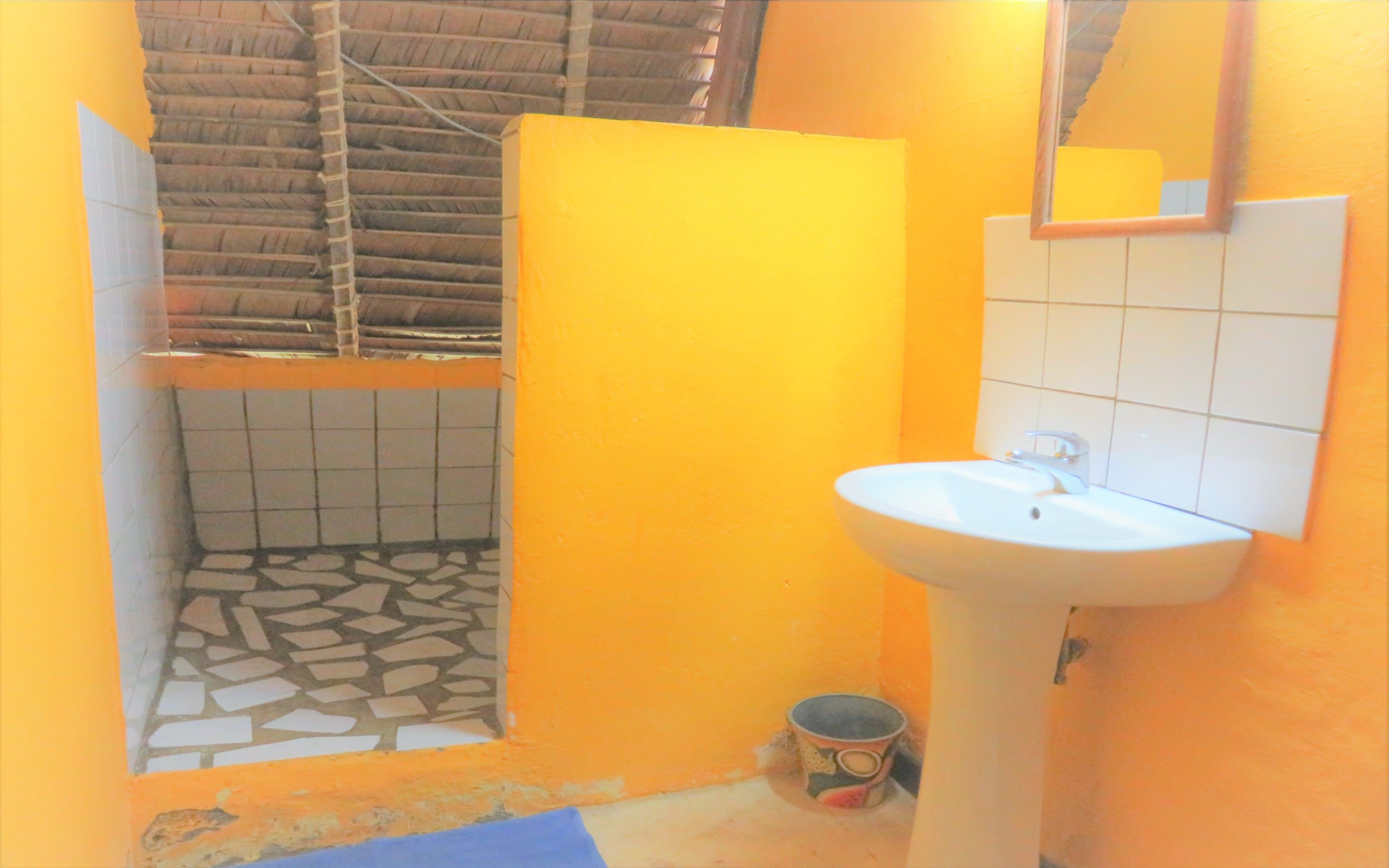 standard bungalow | bathroom | shower, towels