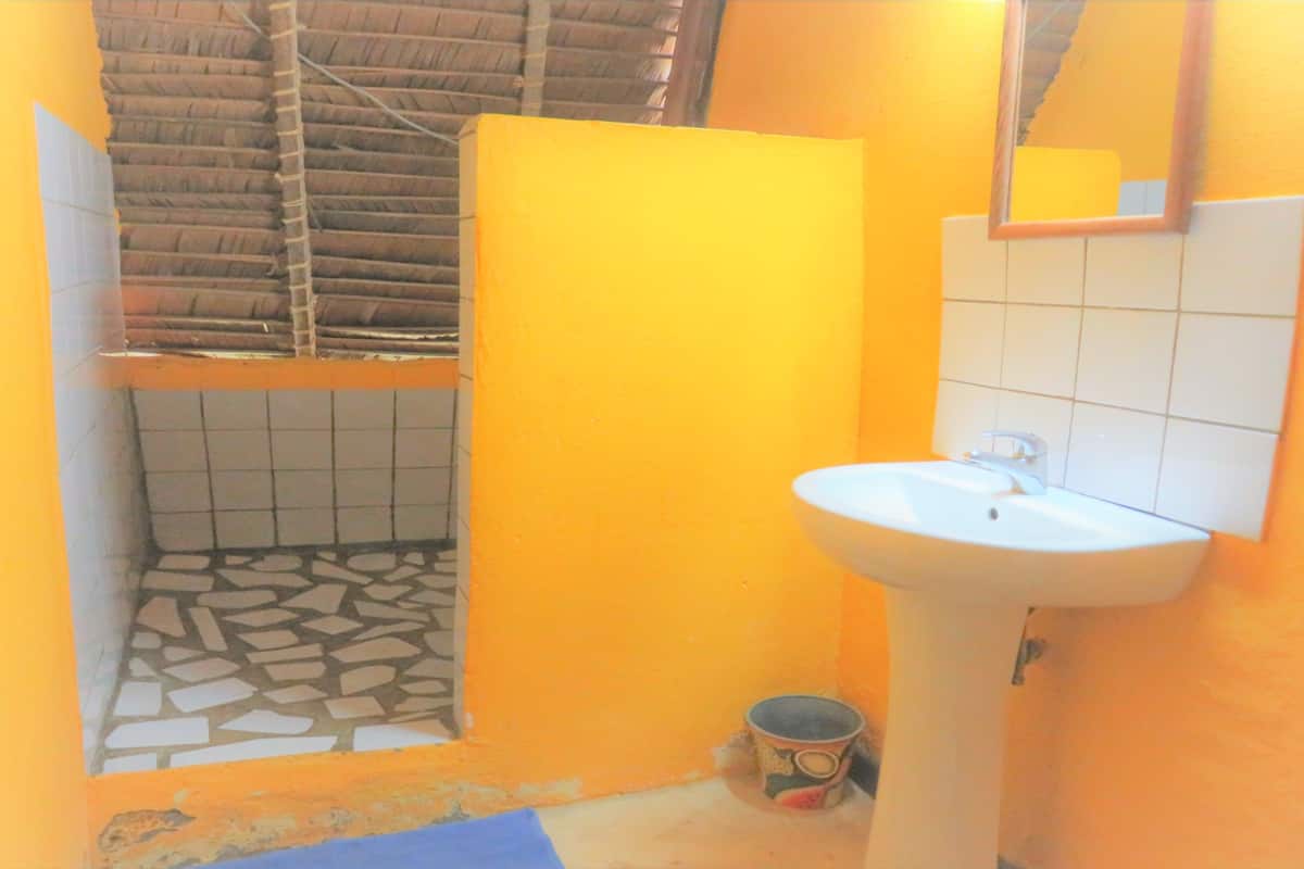 standard bungalow | bathroom | shower, towels