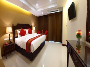 In-room safe, desk, free WiFi