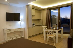 Escritorio, cortinas blackout y sistema de insonorización 