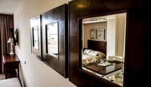 مكتب وستائر تعتيم وتجهيزات عازلة للصوت ومكواة/لوح كي