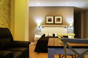 Escritorio, cortinas blackout y sistema de insonorización 