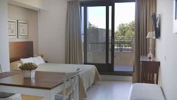 Escritorio, cortinas blackout y sistema de insonorización